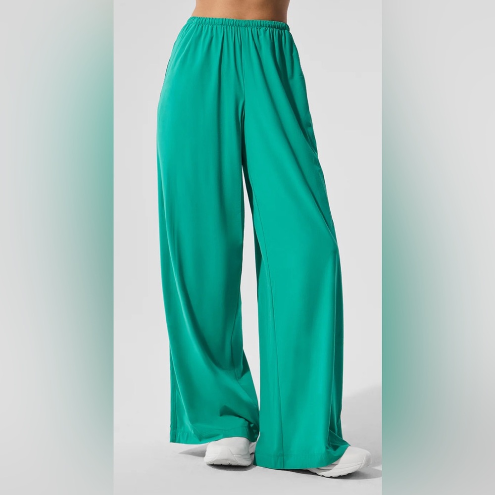 ALO Yoga NWOT Breezy Wide Leg Pants in Spruce Green, Size Large